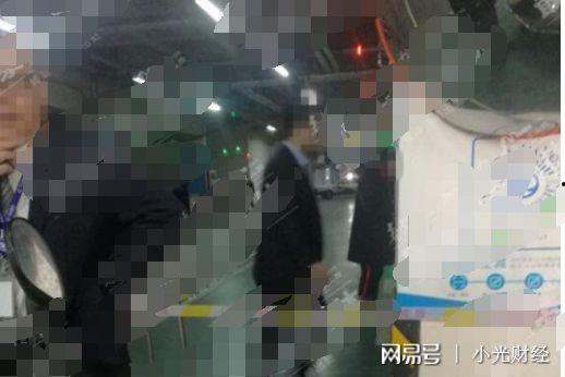 万达停车场吃瓜事件视频,一场引发热议的公共冲突瞬间