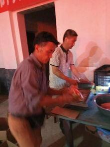 吃瓜群众看大戏亲吻视频,激情瞬间！吃瓜群众目睹大戏亲吻现场