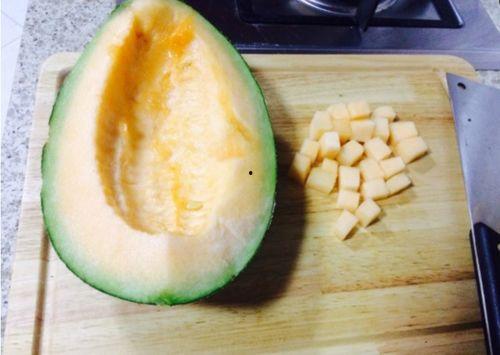 怎样把哈密瓜剥开吃视频,美味尽享每一口